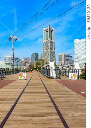 神奈川県　横浜市　汽車道からの都市風景　港三号橋梁と横浜ランドマークタワー 89840120
