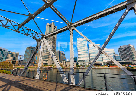 神奈川県　横浜市　汽車道からの都市風景　港二号橋梁と横浜ランドマークタワー 89840135