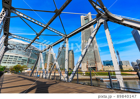 神奈川県　横浜市　汽車道からの都市風景　港一号橋梁と横浜ランドマークタワー 89840147