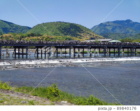 晴れた日の観光シーズンの嵐山の渡月橋 89840176