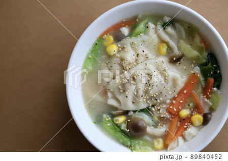 野菜たっぷりの温かい餃子スープ 89840452