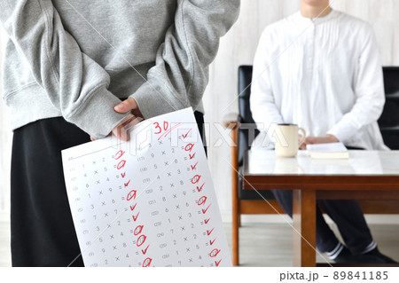 点数の悪いテストを隠す小学生と母親 89841185