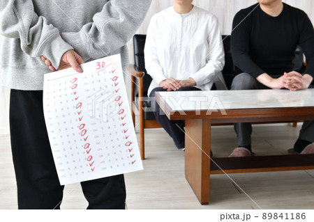 点数の悪いテストを隠す小学生と両親 点数の悪いテストを隠す小学生と両親 89841186
