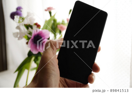 スマホを持つ手、花束 スマホを持つ手、花束 89841513