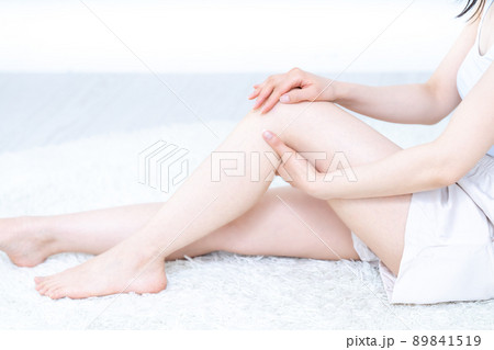 ひざをケアする女性【パーツカット】 89841519