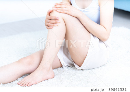 ひざをケアする女性【パーツカット】 89841521