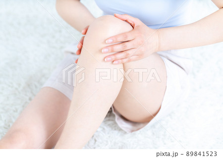 ひざをケアする女性【パーツカット】 89841523