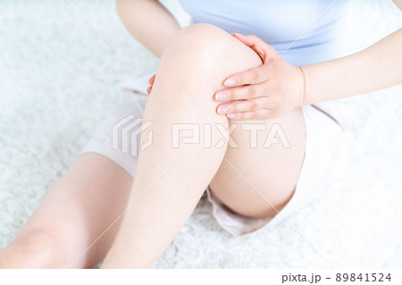 ひざをケアする女性【パーツカット】 89841524