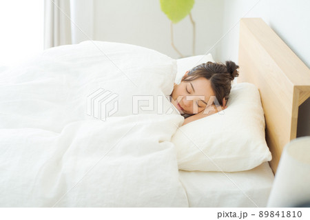 ベッドで寝る女性 89841810