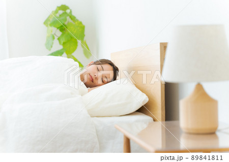 ベッドで寝る女性 89841811