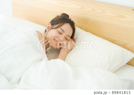 ベッドで寝る女性 ベッドで寝る女性 89841813