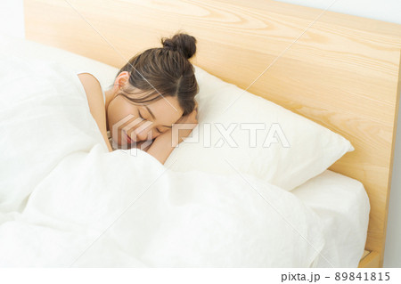 ベッドで寝る女性 ベッドで寝る女性 89841815