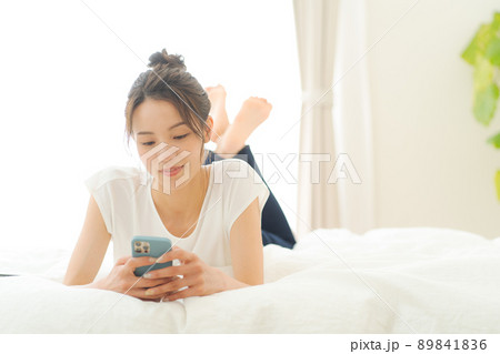 ベッドでくつろぐ女性 ベッドでくつろぐ女性 89841836