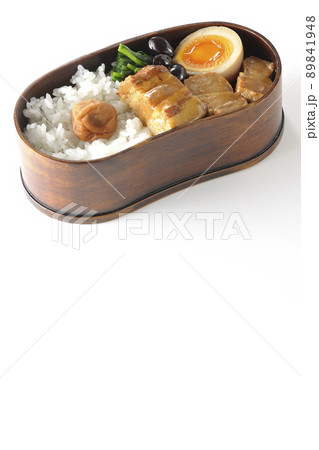 曲げわっぱに黒豆やほうれん草、半熟卵が入っている角煮弁当を白背景で撮影 曲げわっぱに黒豆やほうれん草、半熟卵が入っている角煮弁当を白背景で撮影 89841948