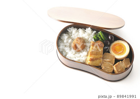 曲げわっぱに黒豆やほうれん草、半熟卵が入っている角煮弁当を白背景で俯瞰撮影 89841991