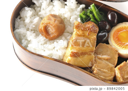 曲げわっぱに黒豆やほうれん草、半熟卵が入っている角煮弁当を白背景で俯瞰撮影 89842005