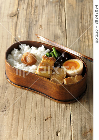 曲げわっぱに黒豆やほうれん草、半熟卵が入っている角煮弁当 曲げわっぱに黒豆やほうれん草、半熟卵が入っている角煮弁当 89842094