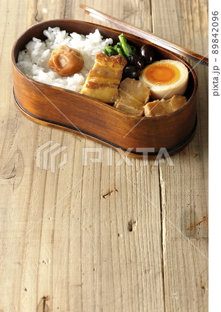 曲げわっぱに黒豆やほうれん草、半熟卵が入っている角煮弁当 曲げわっぱに黒豆やほうれん草、半熟卵が入っている角煮弁当 89842096
