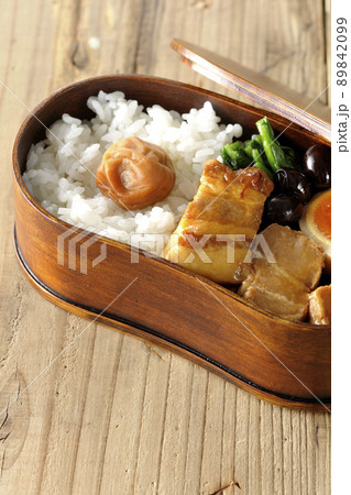 曲げわっぱに黒豆やほうれん草、半熟卵が入っている角煮弁当 曲げわっぱに黒豆やほうれん草、半熟卵が入っている角煮弁当 89842099