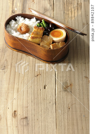 曲げわっぱに黒豆やほうれん草、半熟卵が入っている角煮弁当 曲げわっぱに黒豆やほうれん草、半熟卵が入っている角煮弁当 89842107