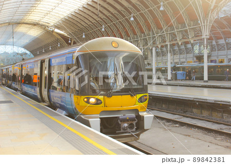 ロンドンのパディントン駅 89842381