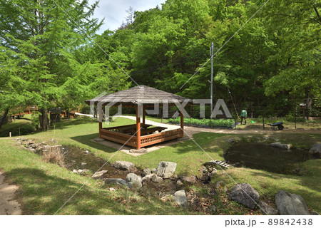 兵庫県立ささやまの森公園 東屋の休憩所 水遊びの小川 兵庫県立ささやまの森公園 東屋の休憩所 水遊びの小川 89842438
