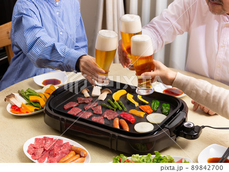 ビールで乾杯する家族 89842700