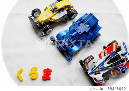 白を背景に並んだ、3台のプラモデルカー 白を背景に並んだ、3台のプラモデルカー 89843049