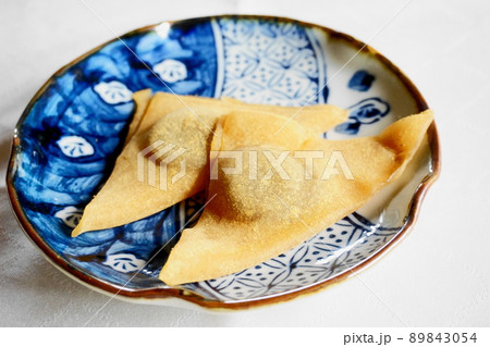 白を背景に、和食器に置かれた八つ橋 89843054