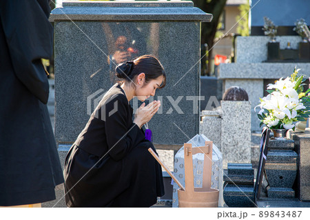 納骨式・お墓参りをする遺族の女性(合掌) 納骨式・お墓参りをする遺族の女性(合掌) 89843487
