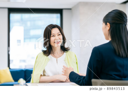 プランナーに相談するミドルの女性 89843513