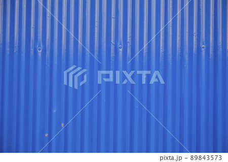 青い波板トタンの外壁 89843573