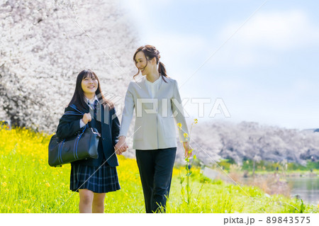 通学道路を歩く高校生と先生 89843575