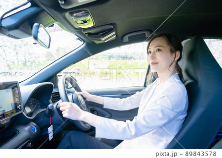 車を運転する若い女性 89843578