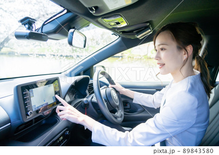 車を運転する若い女性 車を運転する若い女性 89843580