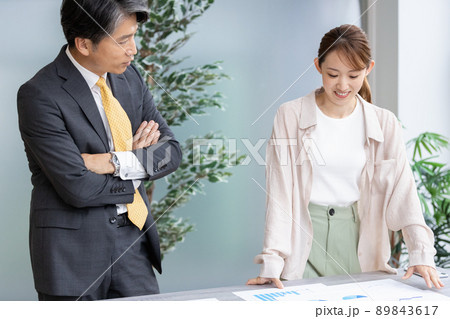 立ち会議を行う2人のビジネスパーソン 89843617