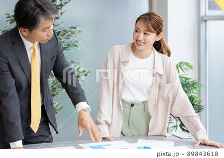 立ち会議を行う2人のビジネスパーソン 89843618