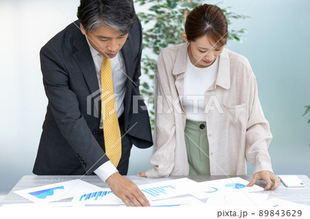 立ち会議を行う2人のビジネスパーソン 89843629