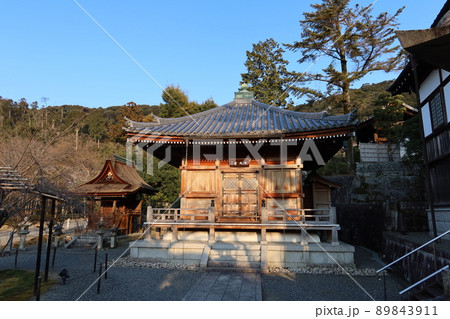 京都市の清水寺境内にある中興堂と鎮守堂（春日社） 89843911