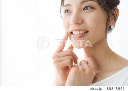 歯のチェック　20代女性 89843961