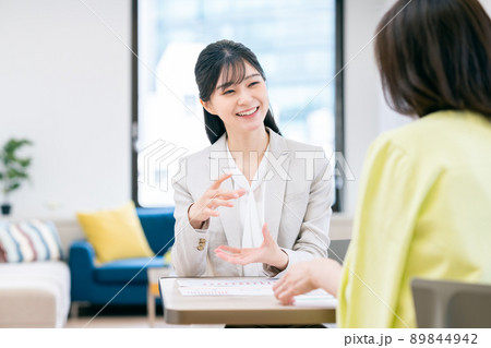 ミドル女性の相談にのる若い女性のプランナー 89844942