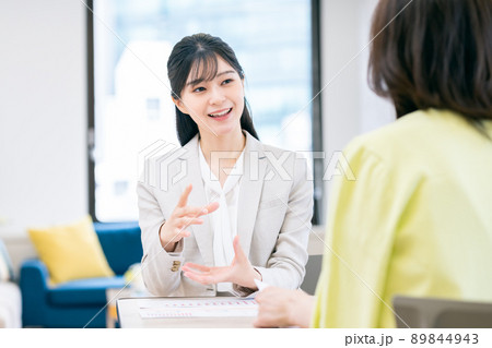 ミドル女性の相談にのる若い女性のプランナー 89844943