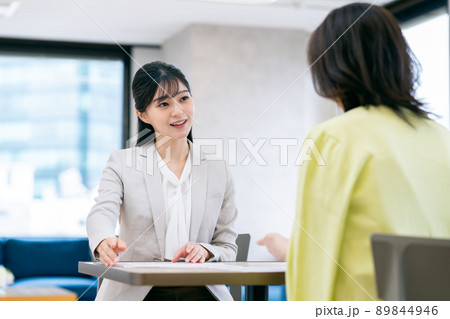 ミドル女性の相談にのる若い女性のプランナー 89844946