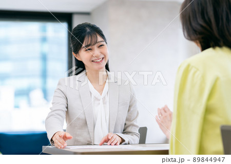ミドル女性の相談にのる若い女性のプランナー 89844947