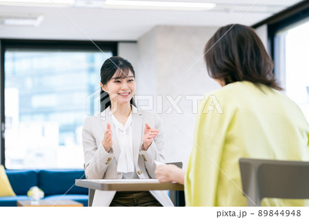 ミドル女性の相談にのる若い女性のプランナー ミドル女性の相談にのる若い女性のプランナー 89844948