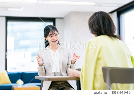 ミドル女性の相談にのる若い女性のプランナー 89844949