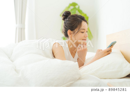 ベッドでくつろぐ女性　20代 89845281