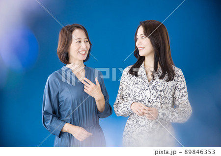 女性　ヘアケア　美容　ビューティー　母娘　笑顔　 89846353