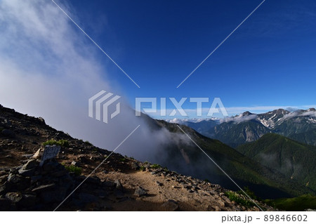 ガスに包まれる常念岳と穂高連峰のパノラマの絶景 89846602