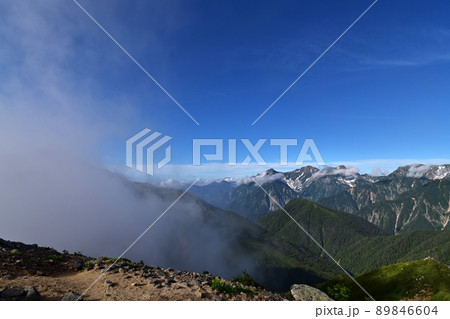 ガスに包まれる常念岳と穂高連峰のパノラマの絶景 89846604
